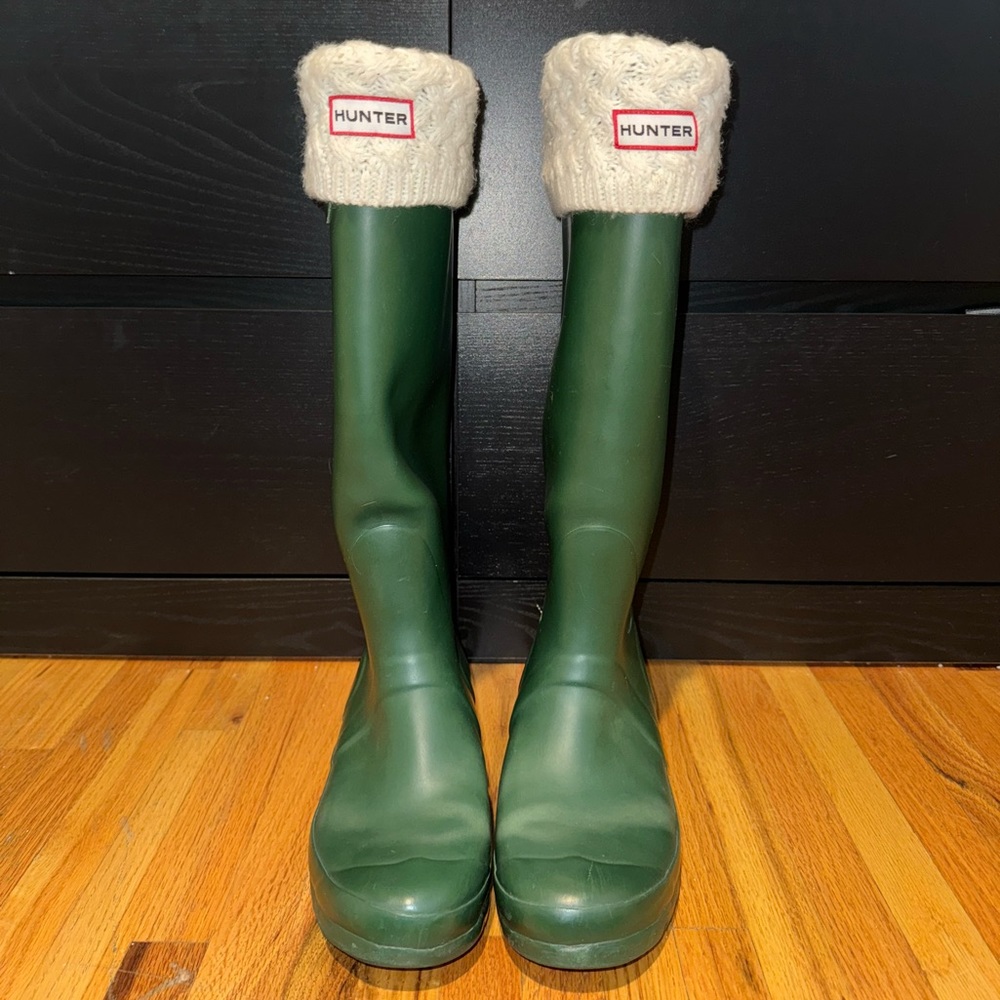 Hunter Rain Boots, Tall Original, Green, size 8F with Hunter Knit Inserts, Cream